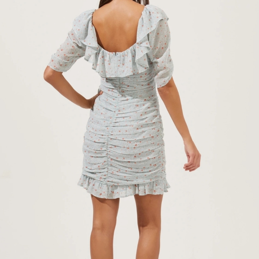 Astr the label SHORT SLEEVE RUFFLE NECK RUCHED DRESS Size Small Blue Floral - Picture 4 of 11